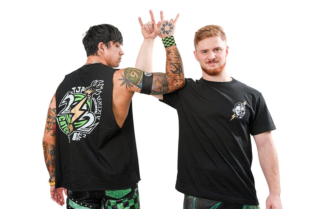 TJP＆フランシスコ・アキラ「Catch 2/2」Tシャツ [新日本プロレス